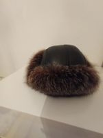 Bonnet en fourrure et cuire.
