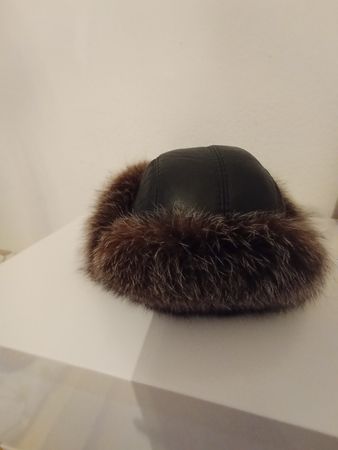 Bonnet en fourrure et cuire.