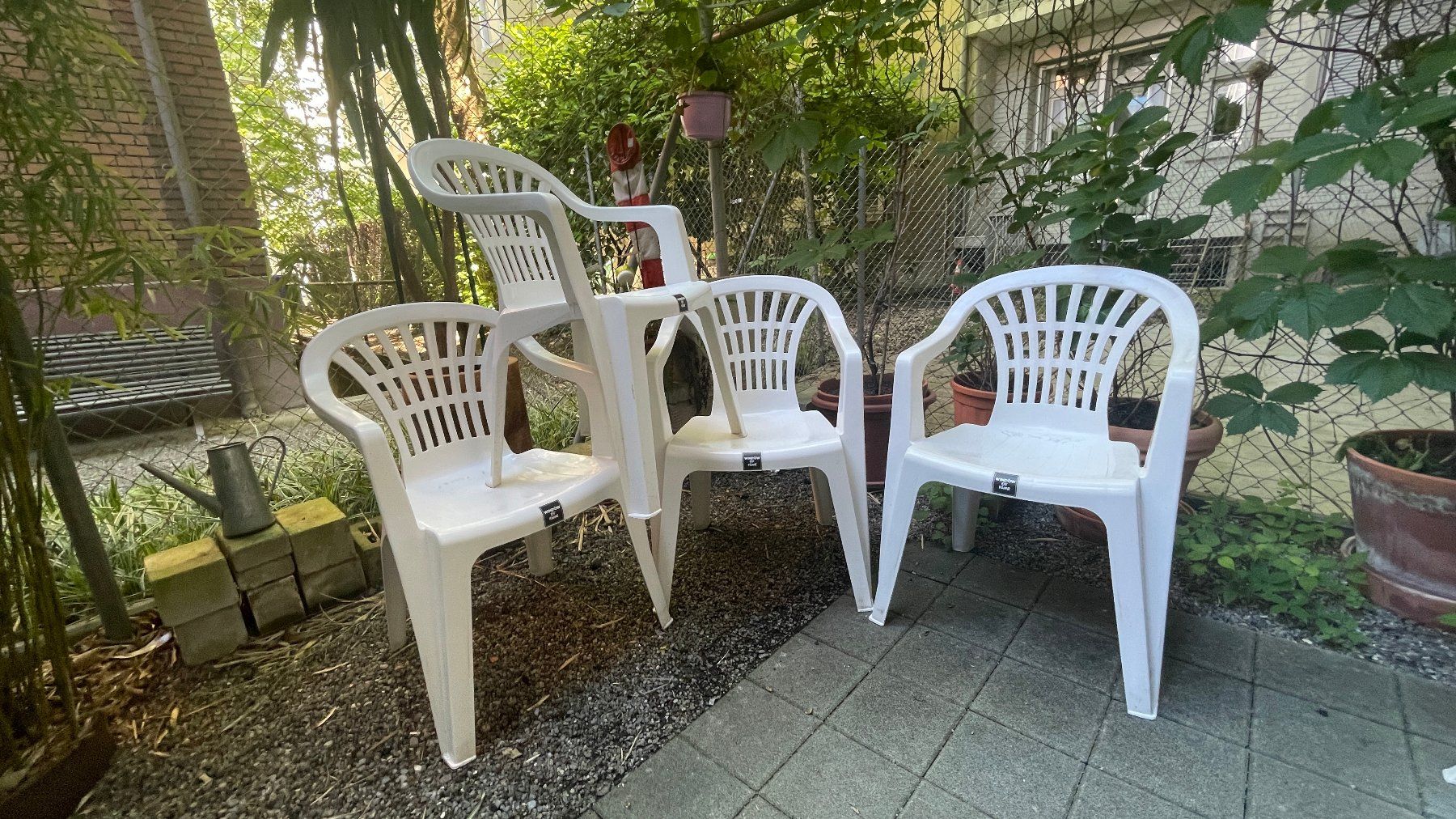 Sedie: 12 Stapelbare Gartenstühle – Usato da Zürich venduto da waldmaedchen