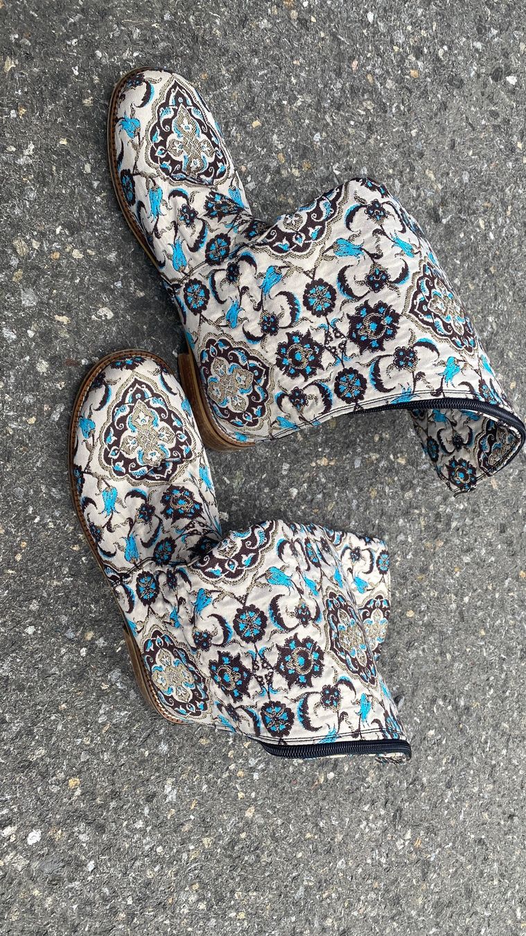 Scarpe da donna: Handgefertigte Seidenstiefel – Usato da Hünenberg See venduto da com_com 1