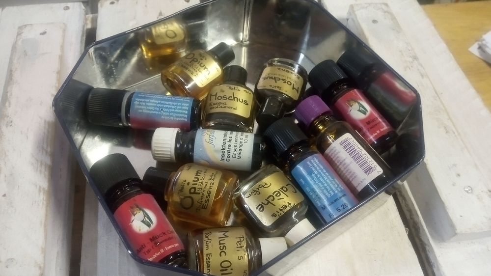 Flacons: Grosse Sammlung Parfum-Öle, Essenzen - viele verschiedene! – D'occasion à Belp par Guadalupe84
