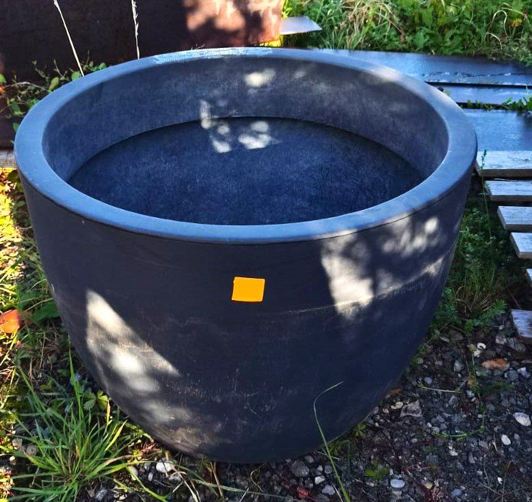 Vasi per fiori: Grosser Kunststoff-Blumentopf Dark Grey – Usato da Forch venduto da WeberC