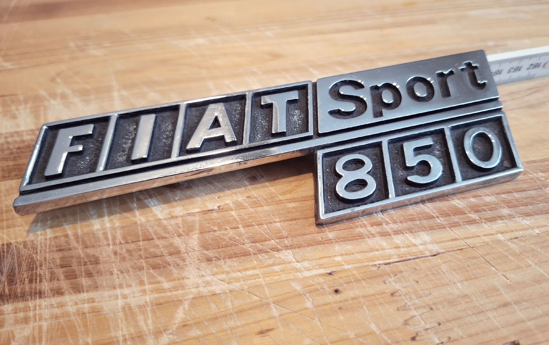 Fiat Tutti pezzi di ricambio auto: Fiat 850 Sport Emblem – Usato da Triesen venduto da BLACKSHEEP75 1