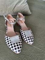 d'Orsay-Pumps mit silbernem Knöchelriemchen