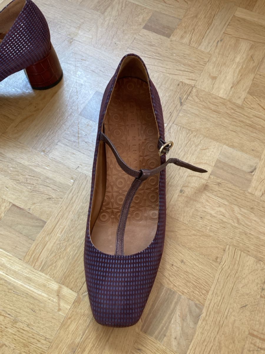 Chie Mihara Scarpe da donna: Lederpumps mit Riemchen. Bordeauxrot.  – Nuovo (secondo la descrizione) da Evilard venduto da PascaleAntoinette 1