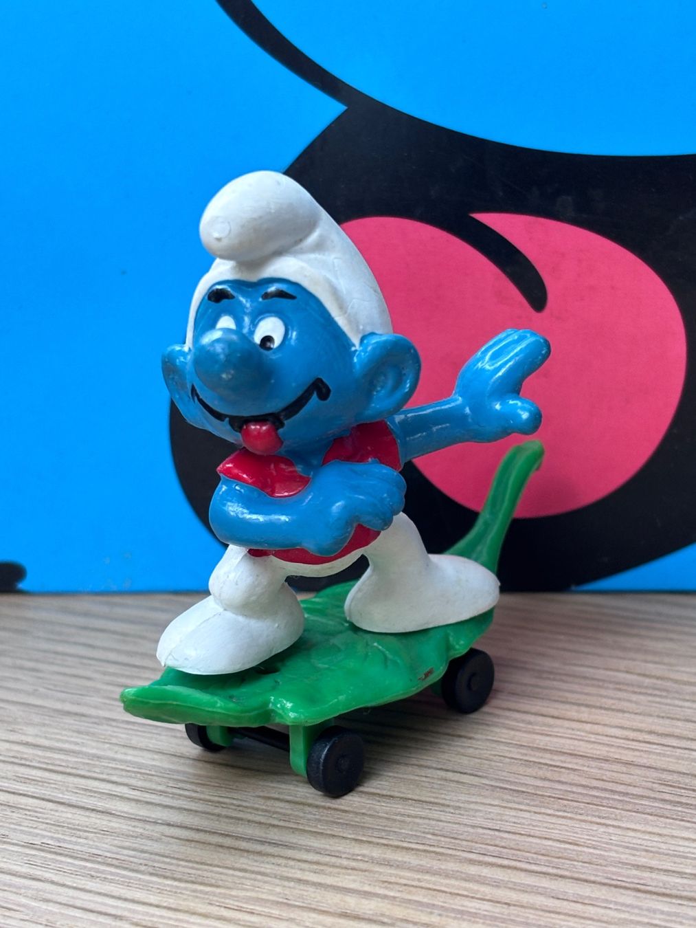Schleich Statuette: Schlumpf auf Rollbrett – Usato da Lyss venduto da Duckszone