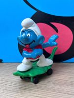 Schlumpf auf Rollbrett