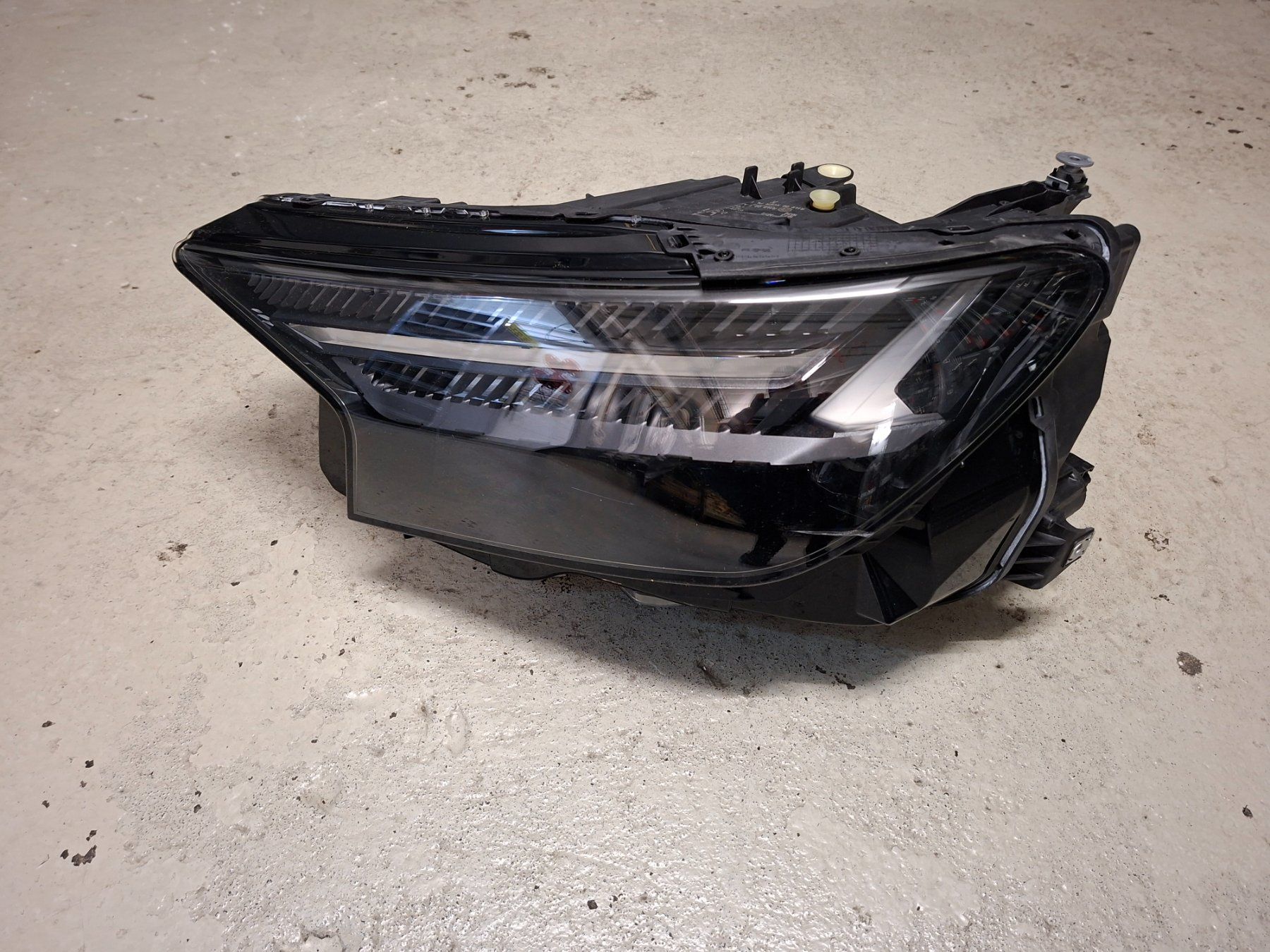 Audi Phares: Matrix LED Scheinwerfer Links Audi Q4 e-Tron – D'occasion à Rotkreuz par garage-wismer-ag