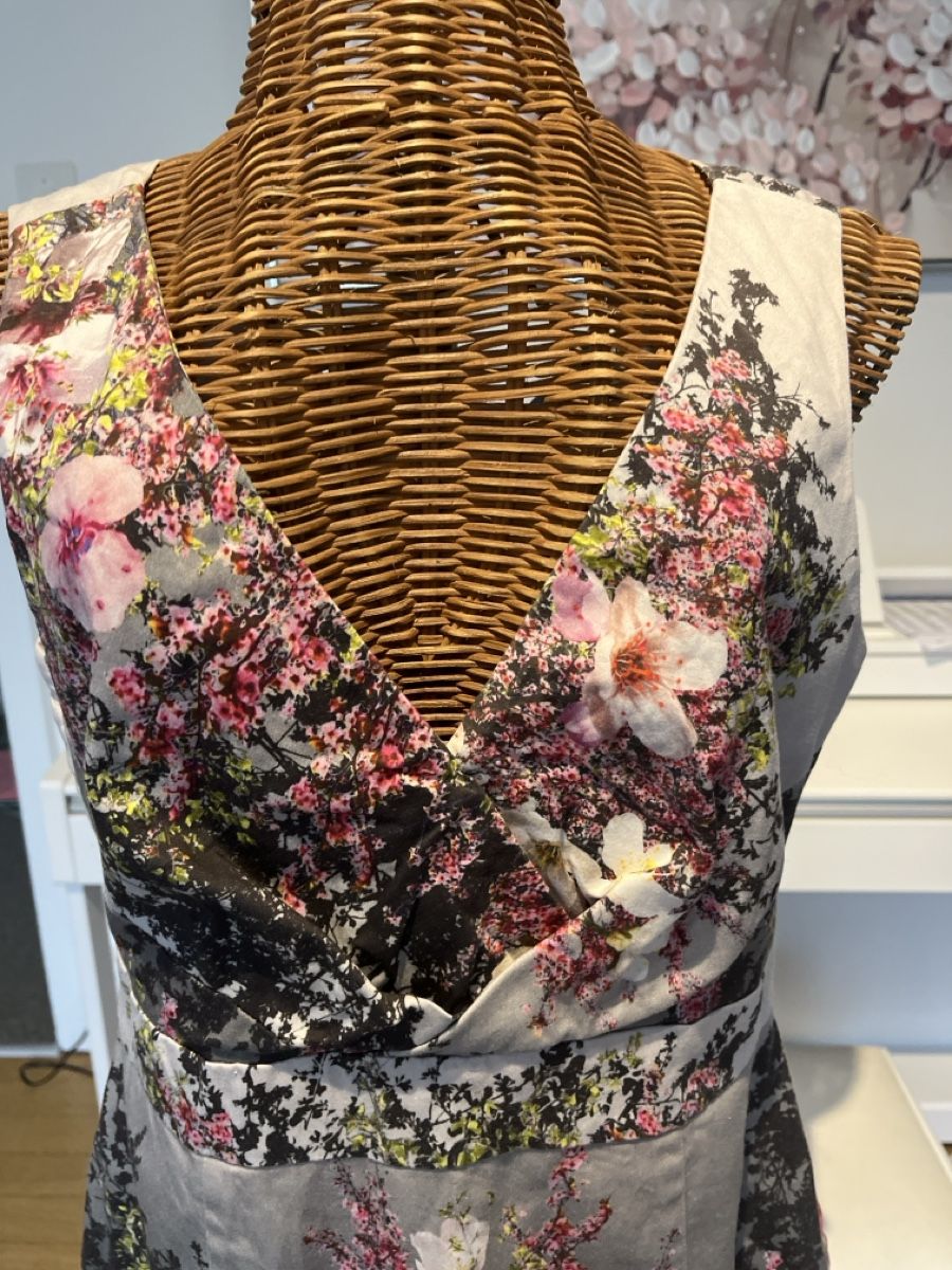 Phase Eight Vestiti: Kleid mit Blumenmuster, Phase Eight, 38 – Usato da Solothurn venduto da Bobesch08 1