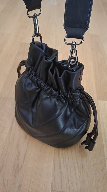 Sacs femmes: 3 schwarze Handtaschen – D'occasion à Lyss par saariinaa 1