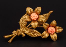 Grosse antike Brosche in Blumenform; goldfarben