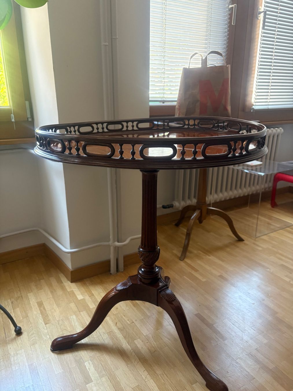 Tavoli: Guéridon style Chippendale - Table Tripode en Acajou – Usato da Genève venduto da Deldi13