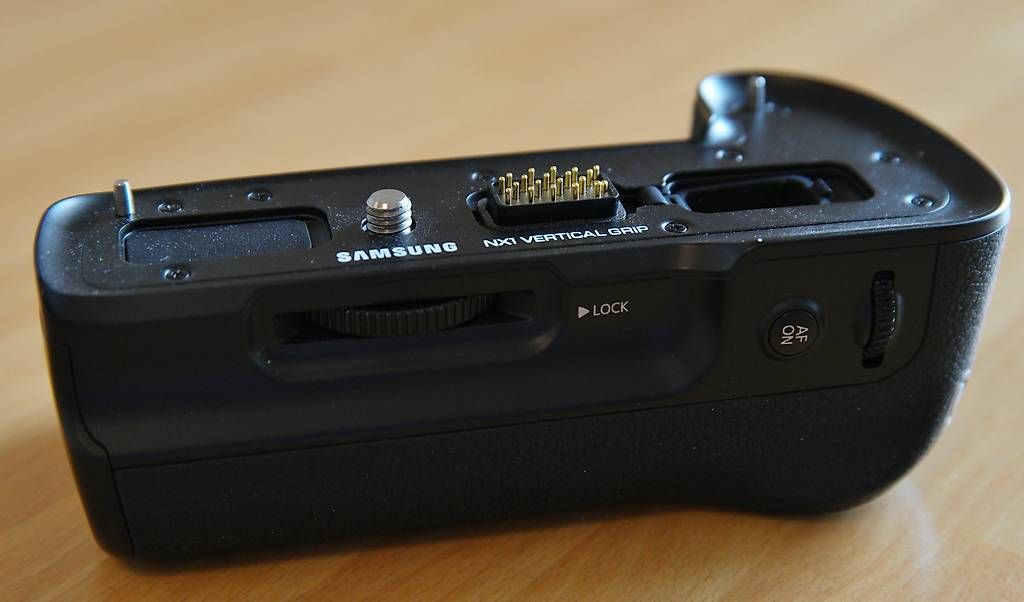 Fotocamera: Vertical Gripp zu Samsung NX1 – Usato da Basel venduto da laverda75