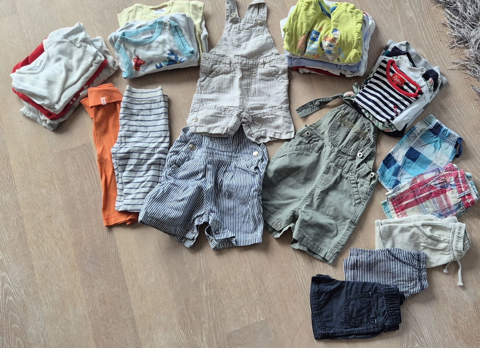Lotti & Set di vestiti: Babykleiderpaket Sommer 62 & 68 – Usato da Zürich venduto da Greenthesheep