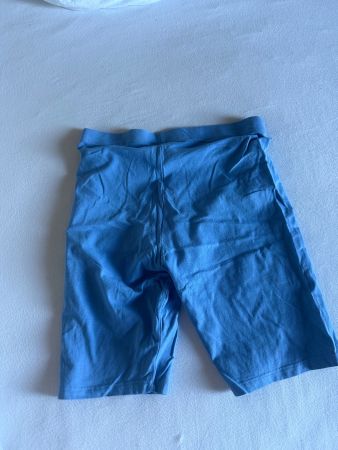 2 Radlerhosen in der Farbe Blau und Grau