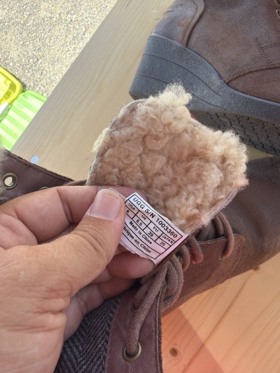 Ugg Chaussures femmes: UGG Winterschuhe mit Keilabsatz 39 – D'occasion à Au ZH par schneebi88 4