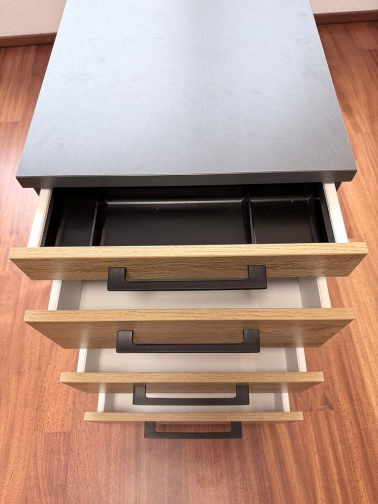 Korpus: Rollcontainer mit vier Schubladen Eiche Optik und Grau – Gebraucht aus zug von inzug 1