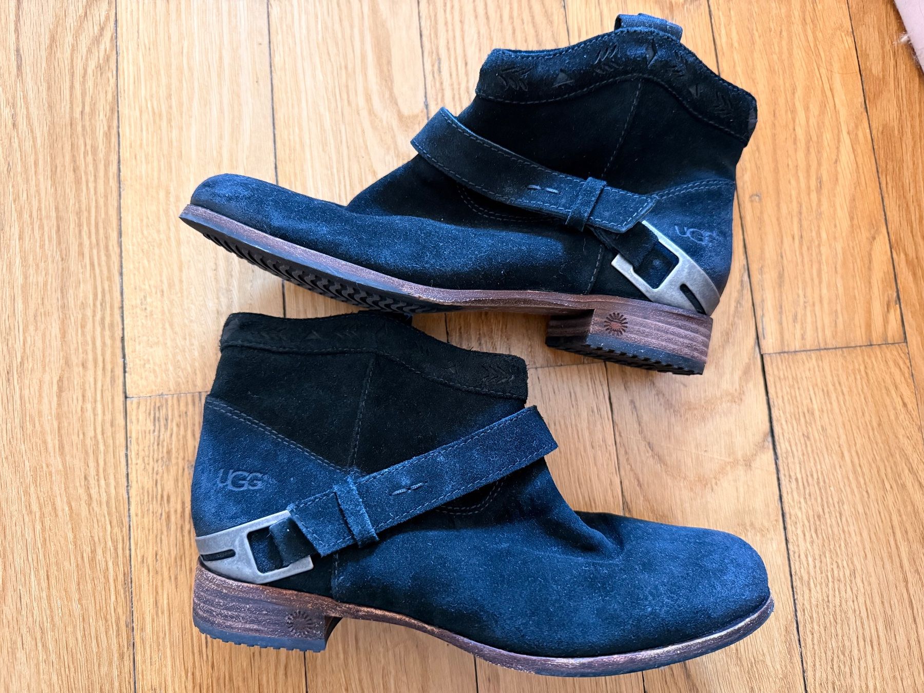 Ugg Scarpe da donna: Bottines UGG Noires en Daim - Taille 37 - Neuves! – Nuovo (secondo la descrizione) da Lausanne venduto da cat_656q