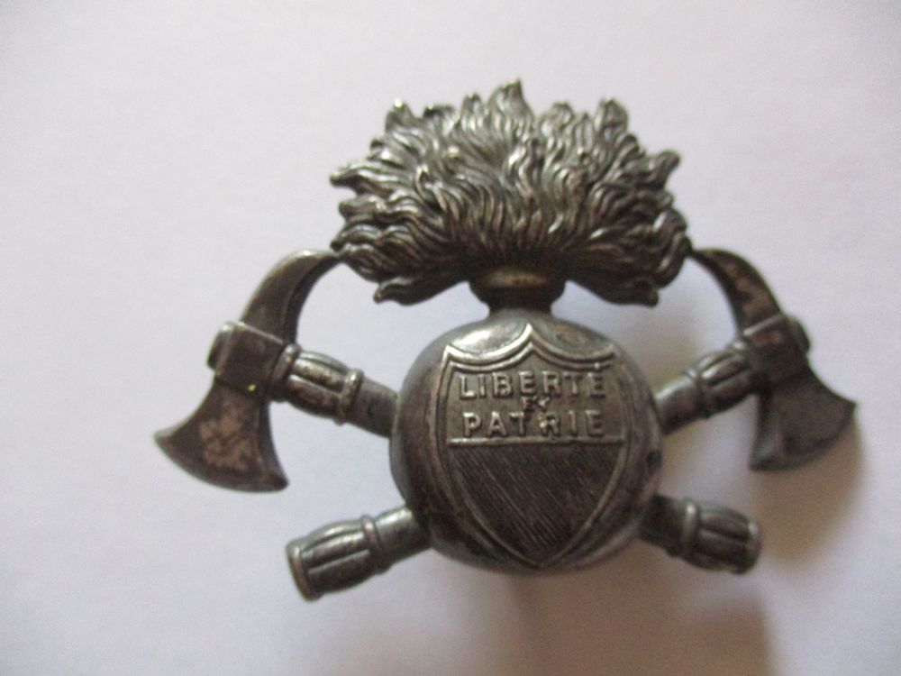 RARE SYNDICAT COIFFEURS Parfumeurs De Bourgogne Insigne Émaillé