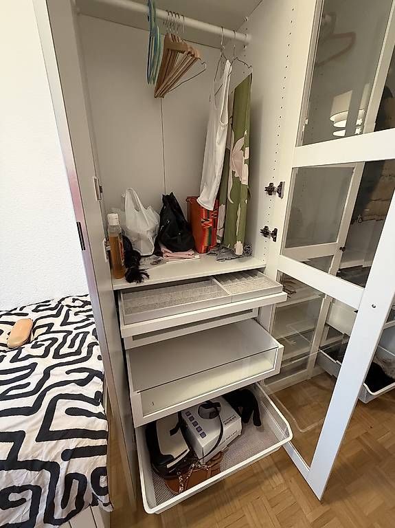 Ikea Armadi: Armoire IKEA PAX blanche, bien équipée – Usato da Carouge GE venduto da Stomp 1