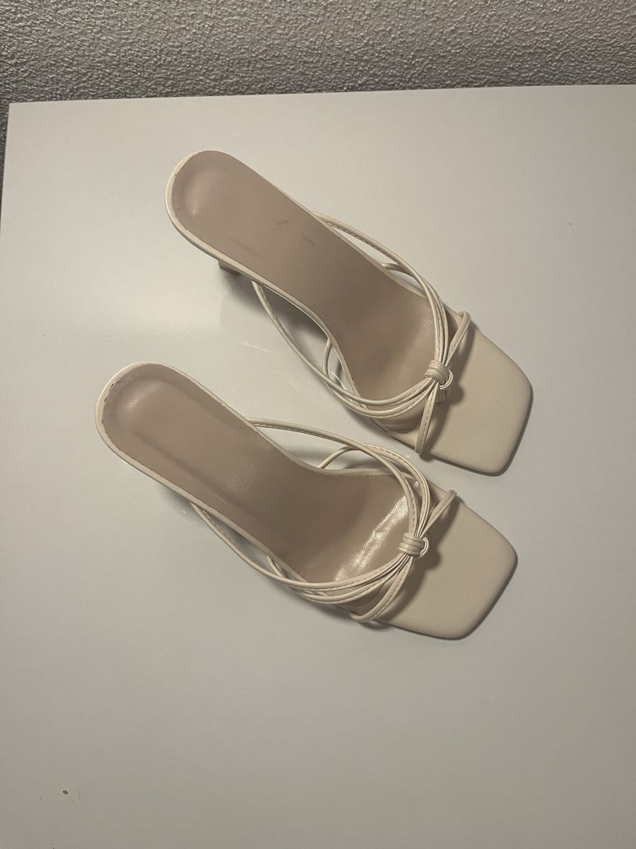Scarpe da donna: Creme Beige Mules mit Absatz – Usato da Oetwil a.d. Limmat venduto da Onaledi 2