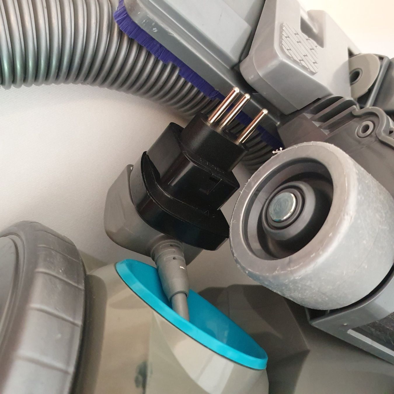Dyson Staubsauger & Zubehör: Dyson DC08 – Defekt aus Lausanne von  4