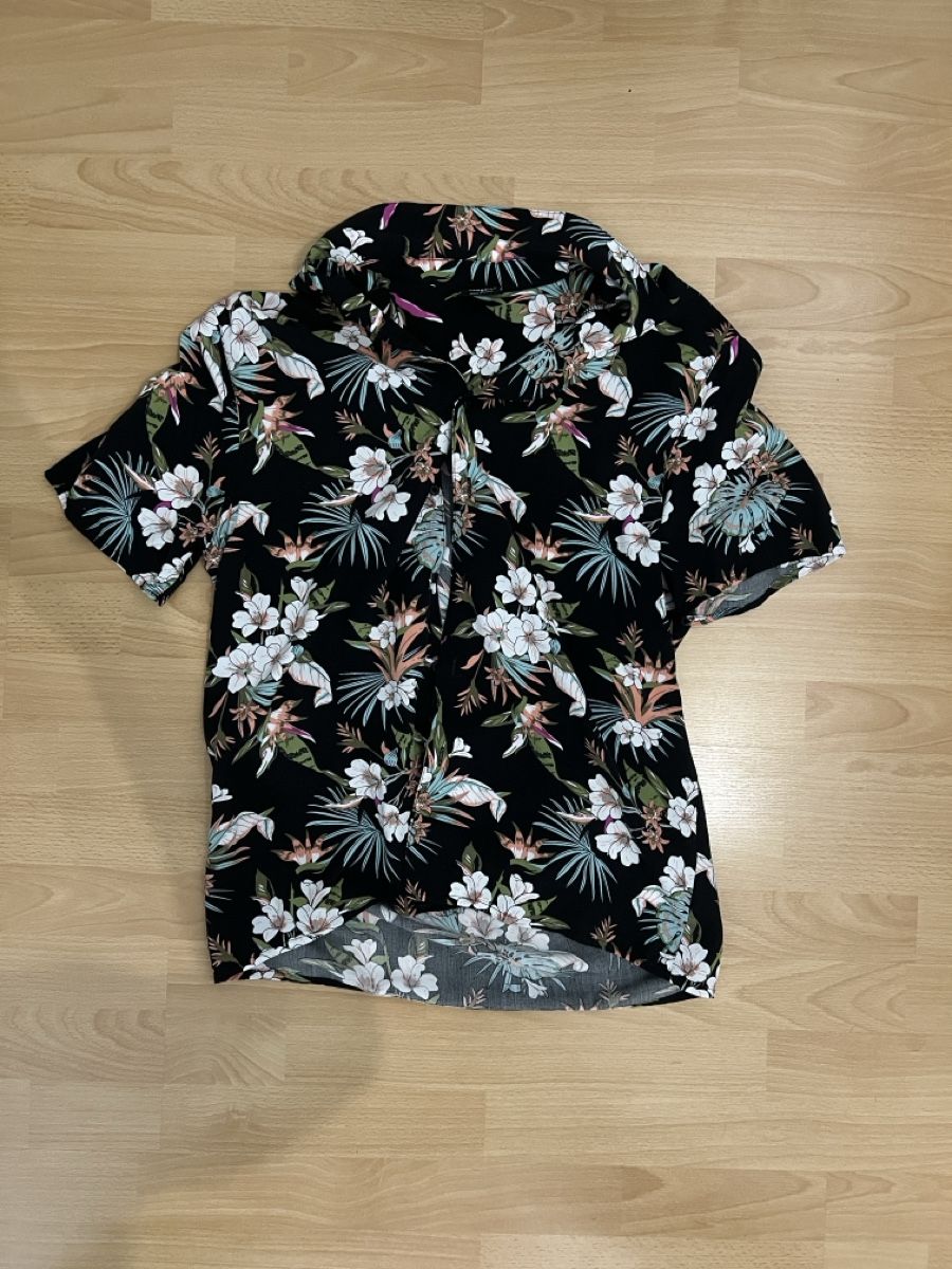 Hemden: Miami Vice Blumenmuster Hemd, schwarz, Grösse M – Neu (gemäss Beschreibung) aus Unterägeri von -Yasmina-