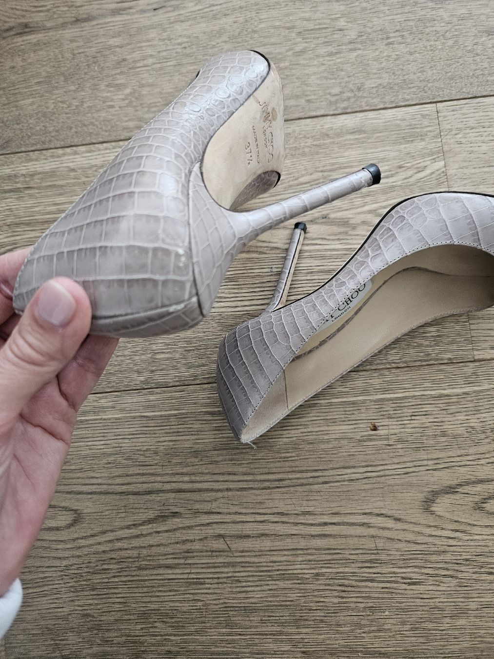 Jimmy Choo Scarpe da donna: Jimmy Choo Pumps, grau Kroko-Optik, Gr. 37.5 – Usato da Zollikerberg venduto da ker_rt87 7