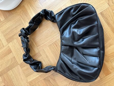 Schwarze Handtasche mit gerafftem Henkel - Top Zustand!