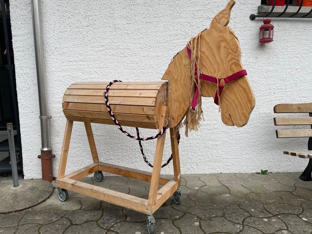 Holzpferd Mit Rollen 1