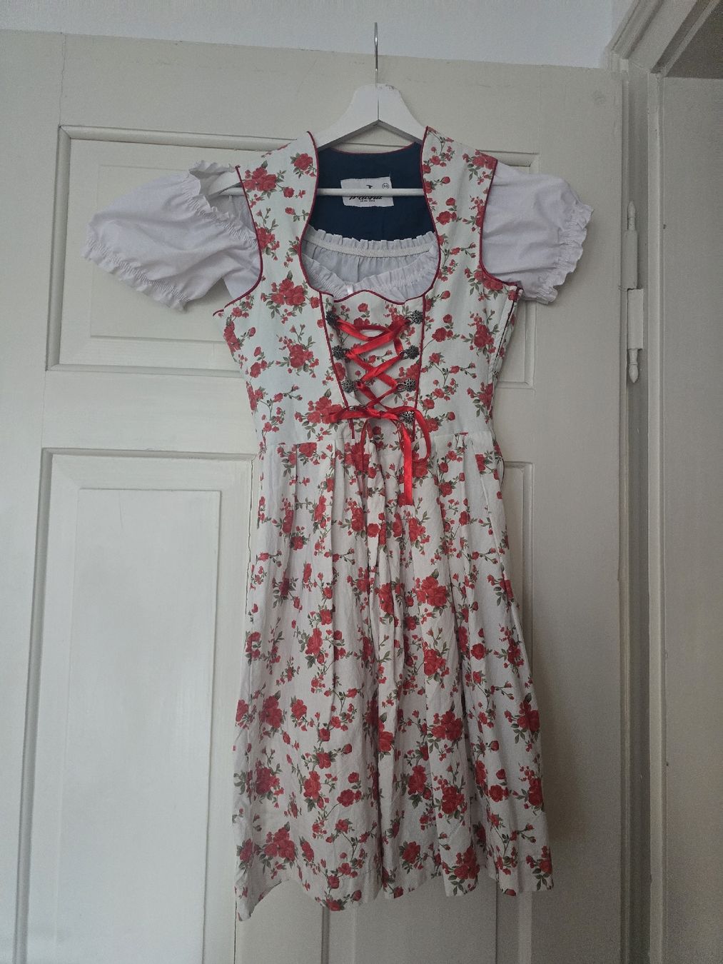 Robes: Dirndl Kleid rot weiss Blumenmuster – D'occasion à Zürich par nara13 3