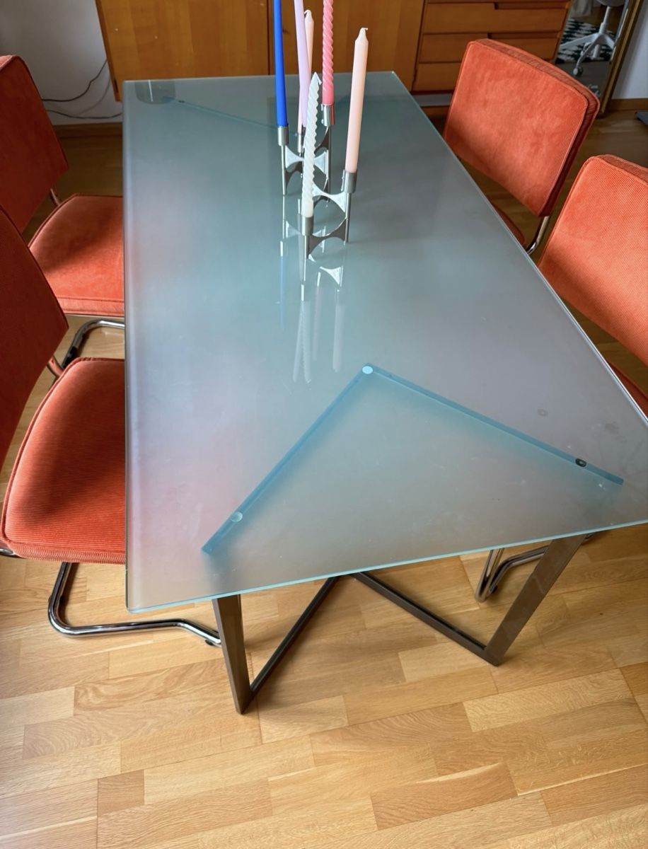 Tische: Glastisch mit Metallgestell – Gebraucht aus Basel von hoc_8ntb 1
