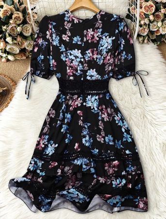 Kleid Blumenmuster Grösse M 