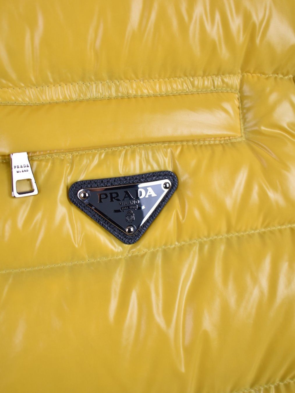 Prada Gilet & Giacche: Prada Daunengilet Gr.50, gelb/Lack Nylon – Nuovo (secondo la descrizione) da Nürensdorf venduto da 2ND_STORY 2