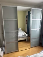Kleiderschrank mit Schiebetüren und Spiegel, guter Zustand