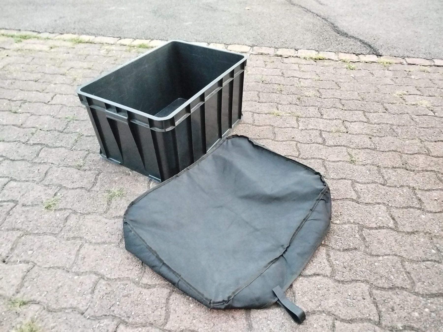 Rimorchi: Fahrradanhänger mit Box und Abdeckung – Usato da Seewen SZ venduto da Melk2 2