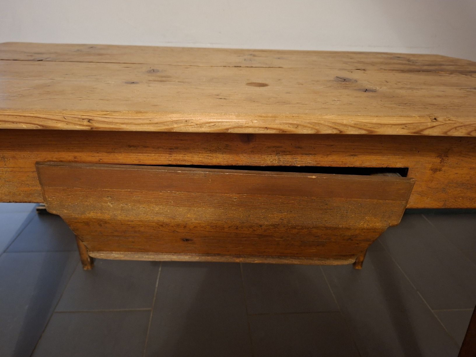 Tavoli: Alter Holztisch mit Schublade  – Usato da Aadorf venduto da Hupfgump 9