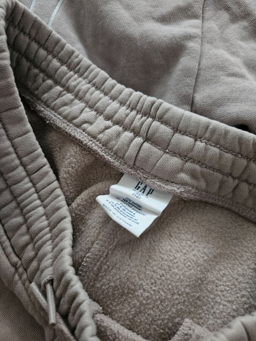 Gap Lotti & Set di vestiti: GAP Jogginganzug beige Gr. 146-152 – Usato da Engelburg venduto da ynnoc19 2