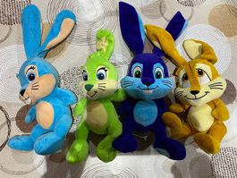 4 peluches conigli
