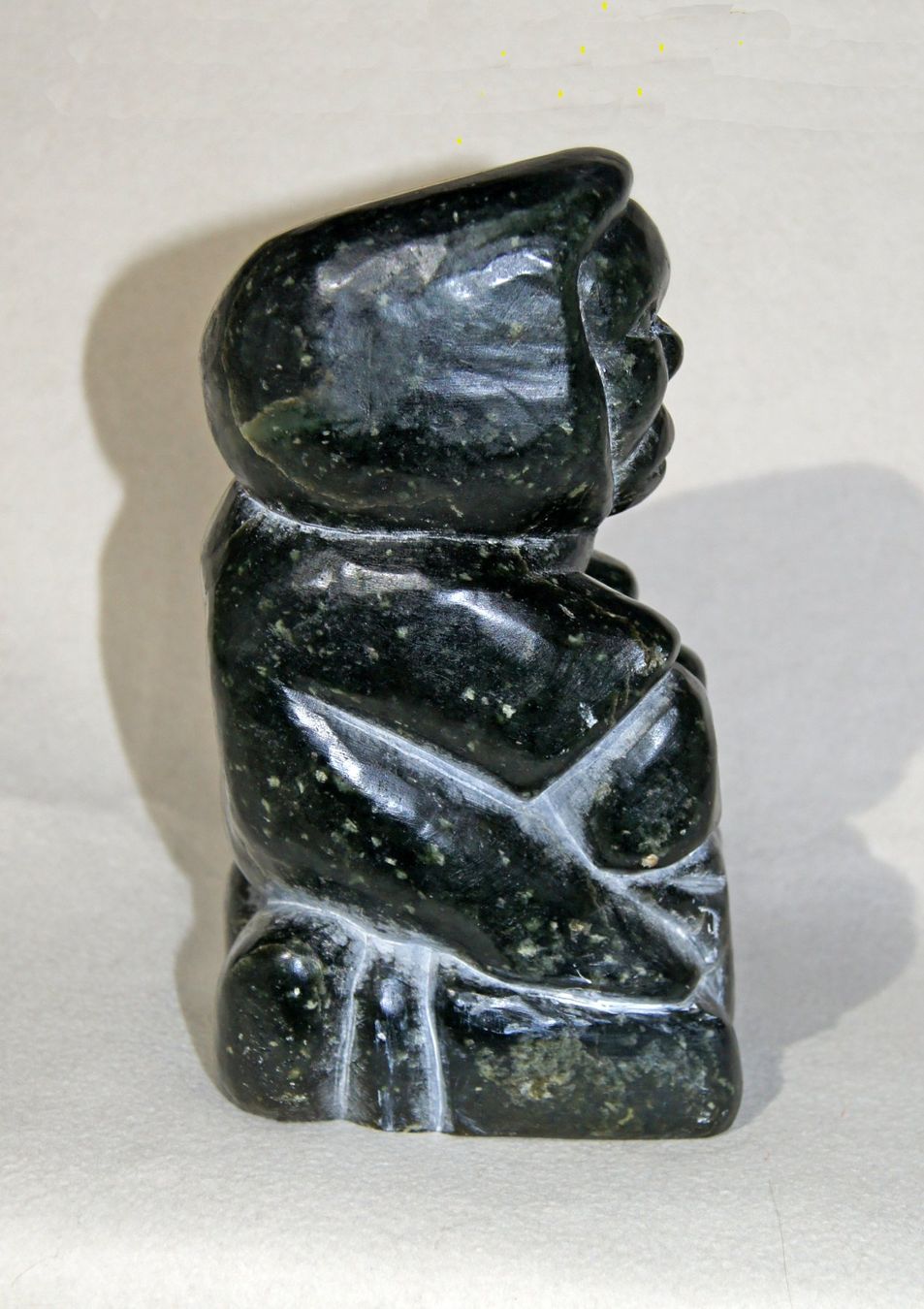 Statuette: Kniende, eingemummte Eskimo-/Inuitfrau - Naturstein – Usato da Geroldswil venduto da ARTEFACTO 2