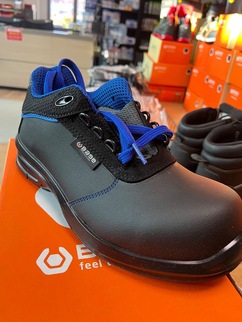 Herrenschuhe: Chaussures de Sécurité Base Izar B0950B T.44 - Neuves – Neu und originalverpackt aus Satigny von SP-Industriel