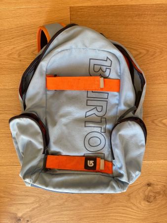 Rucksack Burton hellblau mit orangen Akzenten