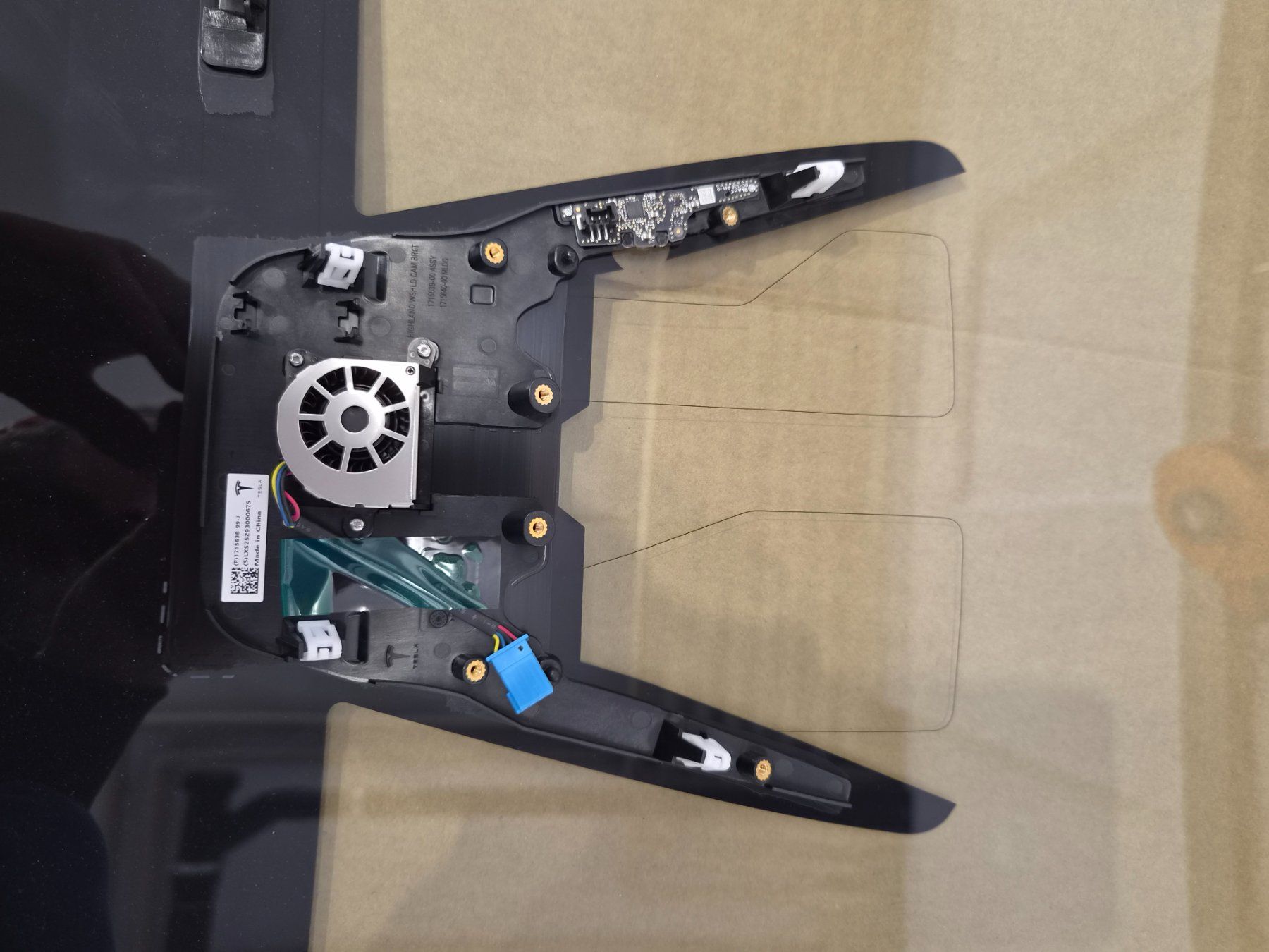 Tesla Accessori per altri veicoli: Parabrezza Tesla Model 3 con sensore pioggia/luce – Nuovo e nell'imballaggio originale da Biasca venduto da and_k7mk 1