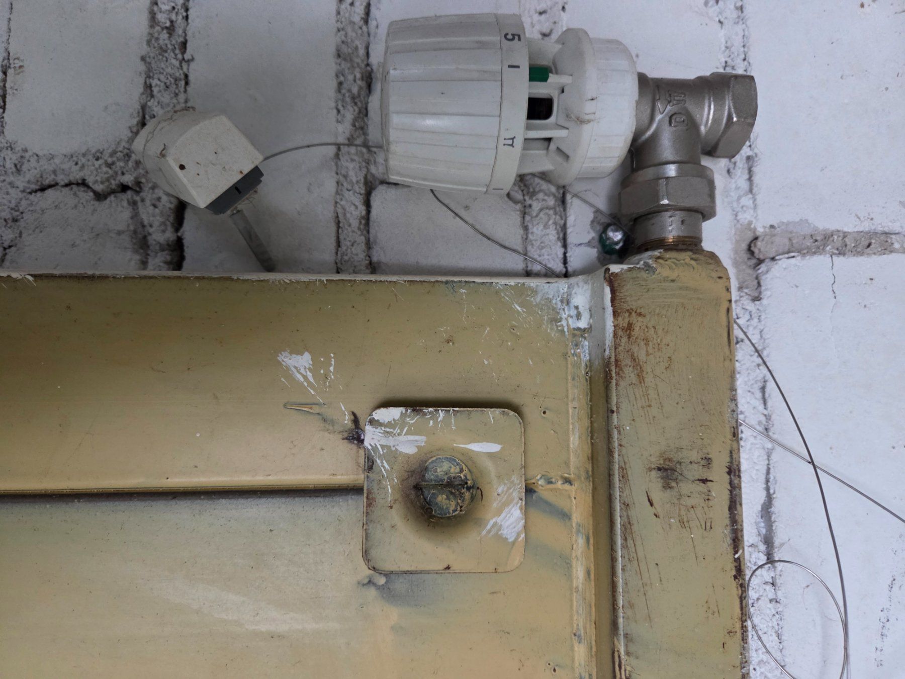 Radiatori: Heizkörper Metall mit Thermostatventil – Usato da Laufen venduto da dixiemen 2