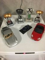 3 Porsche Modellautos + 4 Pokale