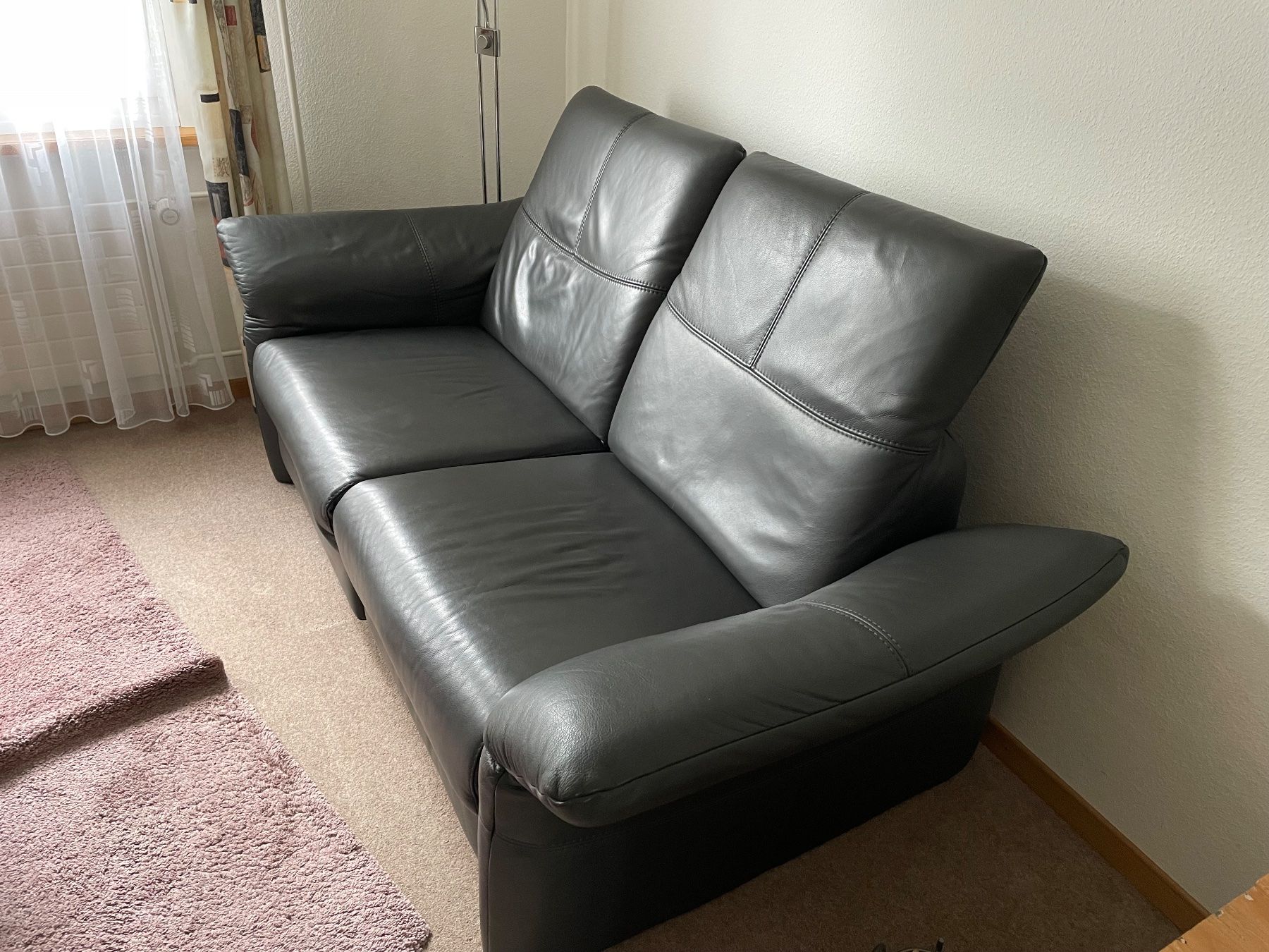 Divani: 2-Sitzer Ledersofa anthrazit mit Relaxfunktion – Usato da Freidorf TG venduto da DOSE61 1