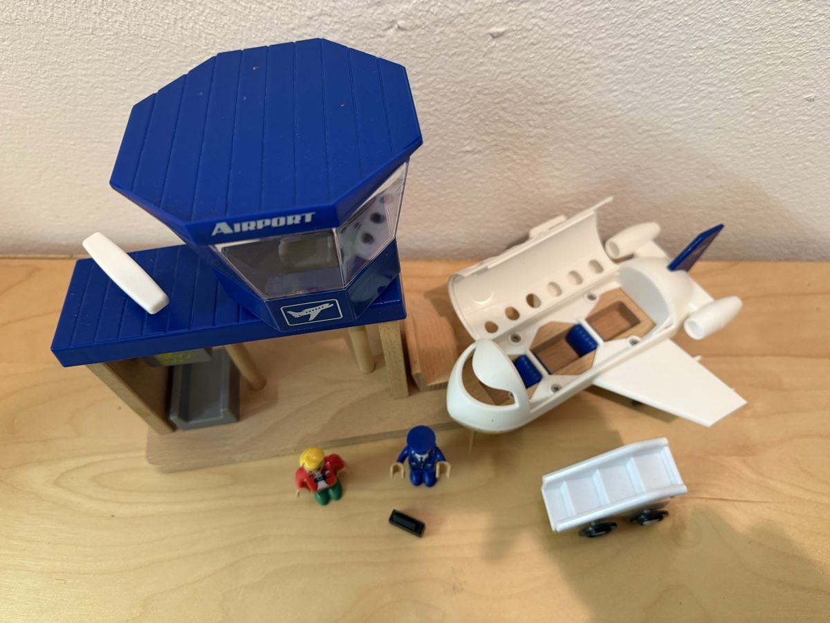 Lidl Spielzeuge: Holz Flughafen von Lidl – Gebraucht aus Wattwil von nikki86 1