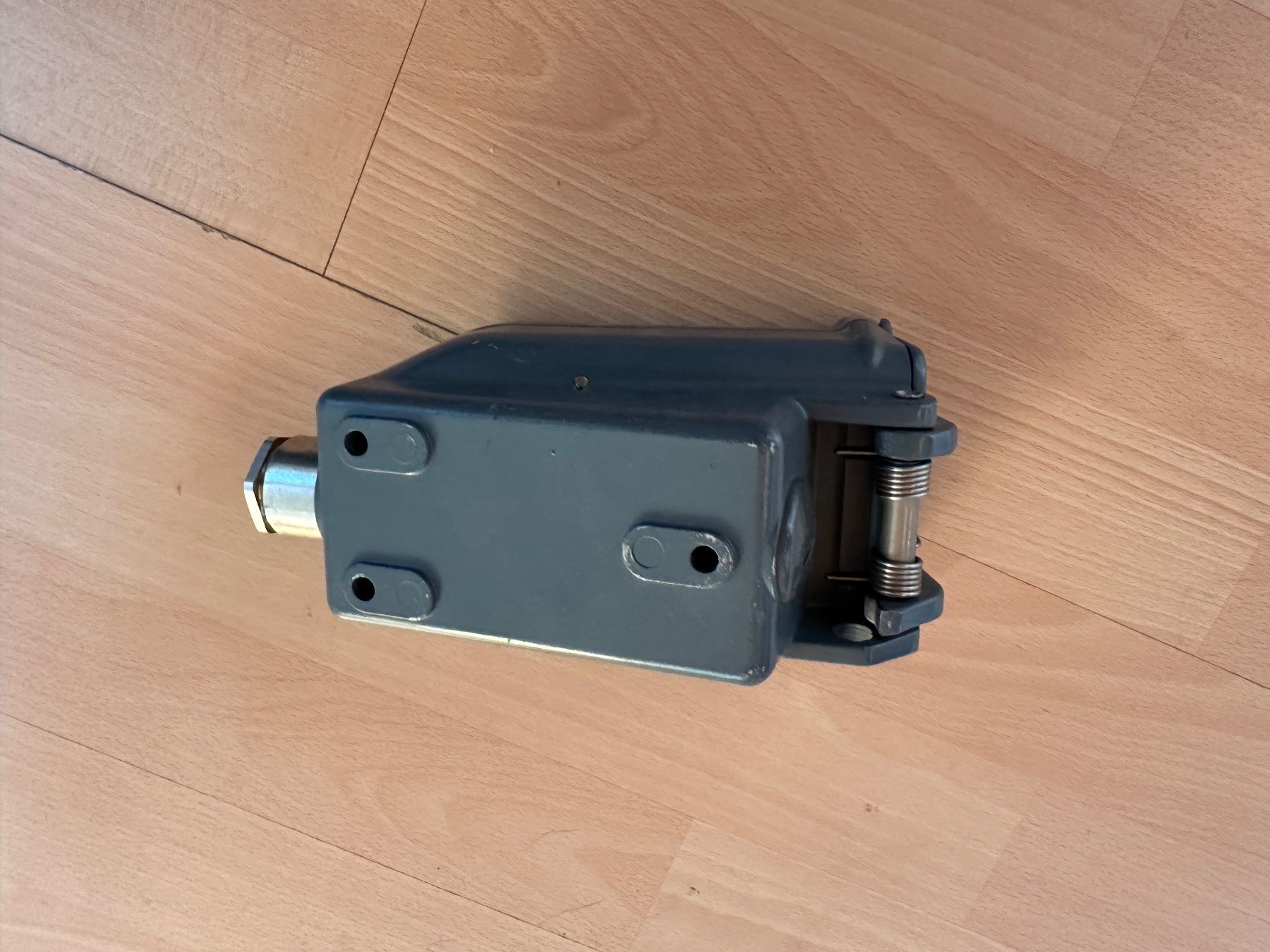 Spine: J25 /4Polige Steckdose CMC – Usato da Huttwil venduto da Bolpa 4