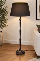 Elegante klassische Stehlampe mit schwarzem Schirm