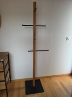 Stilvolle Garderobe aus Holz & schwarzem Metall